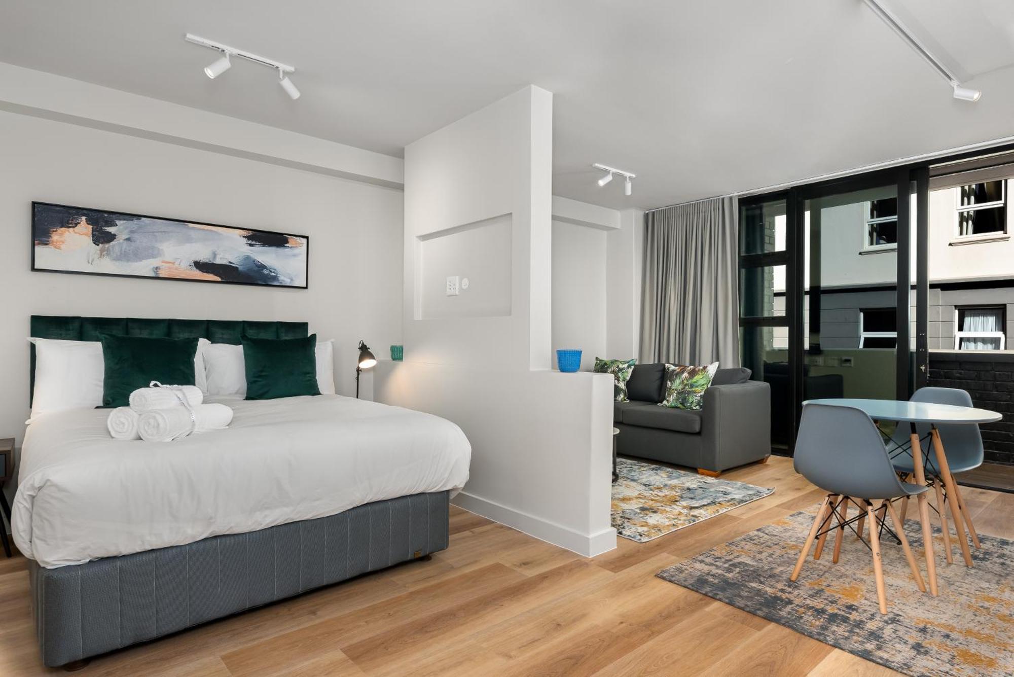 The Tokyo Aparthotel By Totalstay Kapstaden Exteriör bild